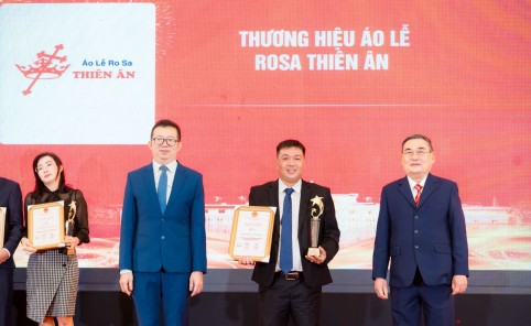 Áo Lễ Rosa đã xuất sắc nhận được chứng nhận và biểu trưng cho hạng mục Thương hiệu mạnh Quốc gia 2022.